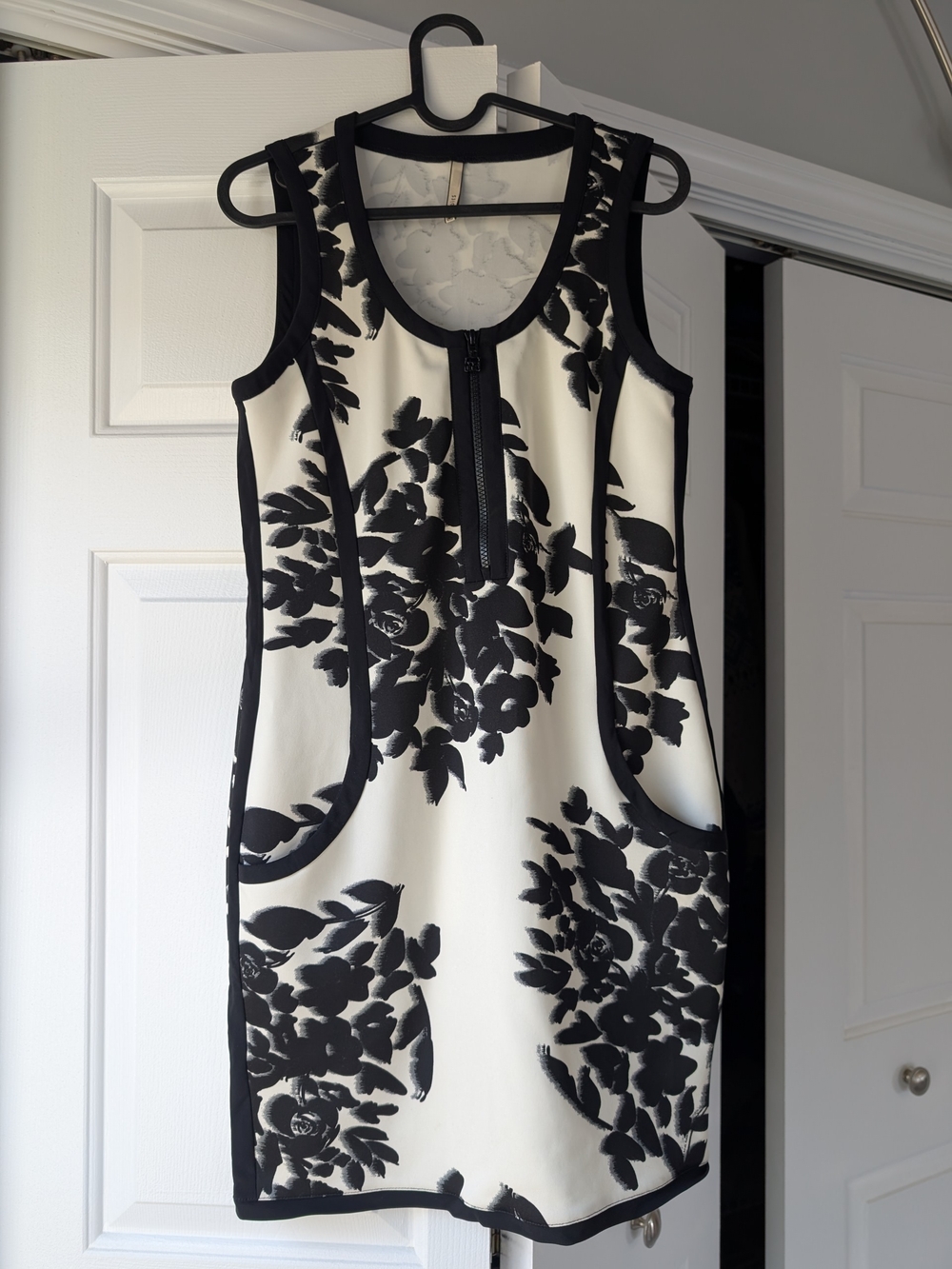 Indies Brand Sleeveless Black & White Floral Dress